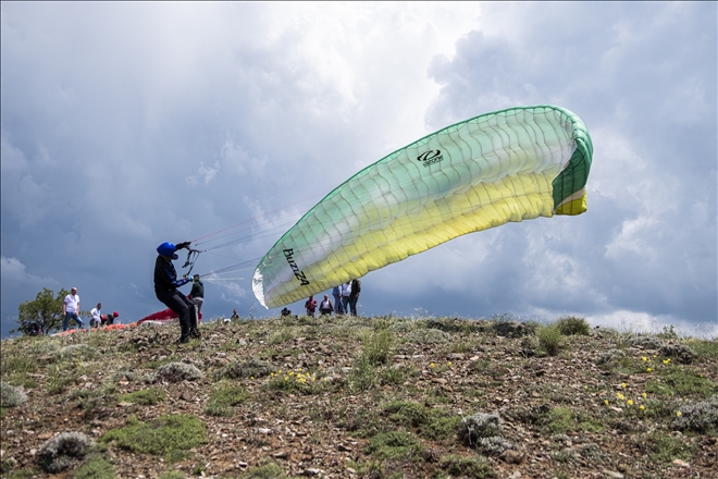 YAMAÇ PARAŞÜTÜ İLE GÖKYÜZÜ RENKLENDİ