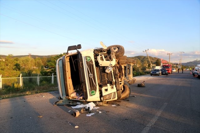 TIR İLE OTOMOBİL ÇARPIŞTI: 2 YARALI (VİDEO)