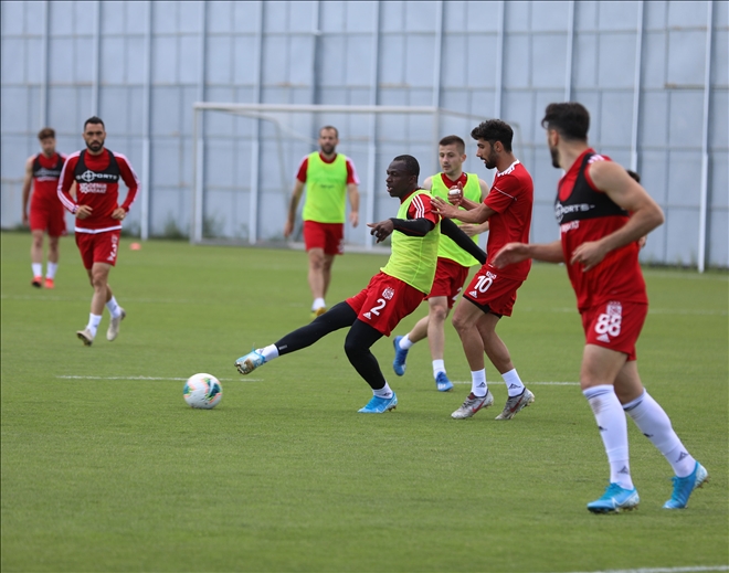 YİĞİDOLAR TOPBAŞI YAPTI