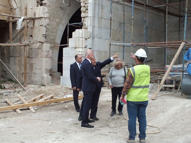 GÖK MEDRESE´NİN İHATA DUVARLARI YIKILIYOR