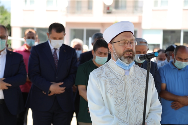 YAKINININ CENAZE NAMAZINI KILDIRDI (VİDEO)