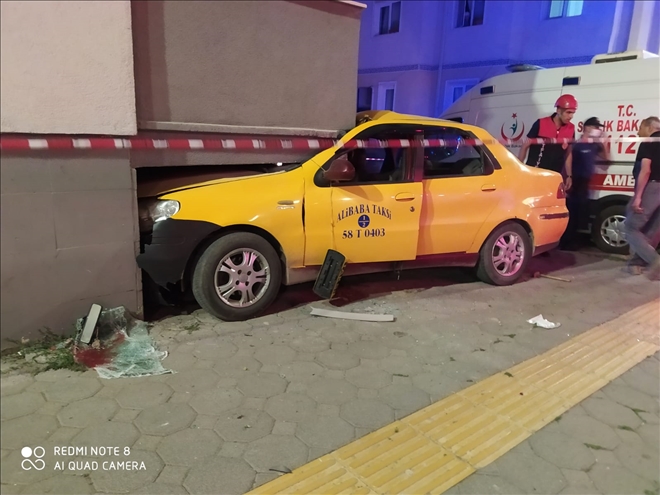 YAYAYA ÇARPAN TAKSİ BALKONUN ALTINA GİRDİ: 2 YARALI