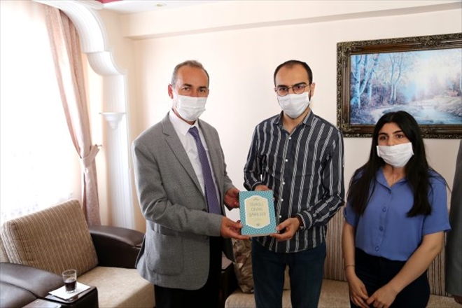 REKTÖR YILDIZ DİPLOMASINI EVİNDE VERDİ