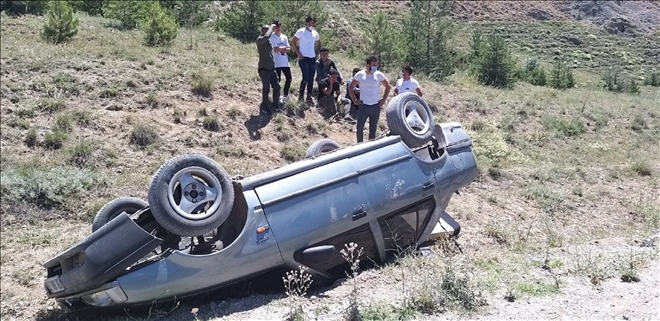 EHLİYETSİZ SÜRÜCÜ OTOMOBİLİ ŞARAMPOLE DEVİRDİ (VİDEO)