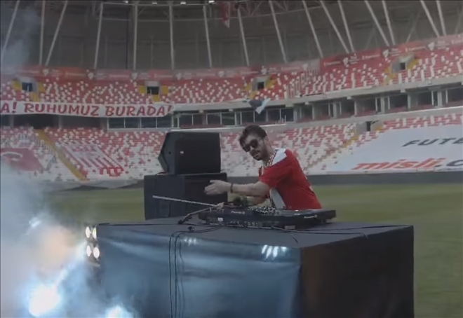 "FUTBOLU ÇOK ÖZLEDİK" KONSERİ