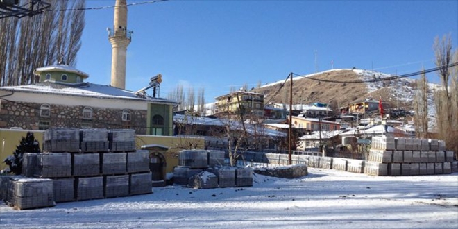 1 KÖY DAHA KARANTİNAYA ALINDI