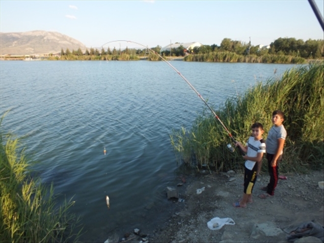 TATİLLERİNİ BALIK TUTARAK GEÇİRİYORLAR