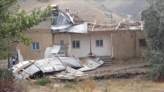 ŞİDDETLİ RÜZGAR ÇATILARI UÇURDU