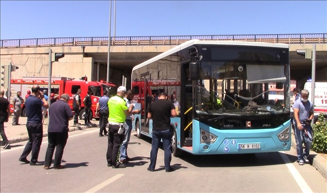 SIKIŞAN SÜRÜCÜYÜ İTFAİYE KURTARDI