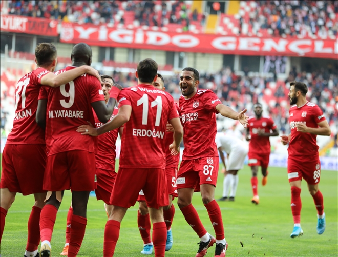 ASİSTLERE YATABARE VE EMRE İMZASI