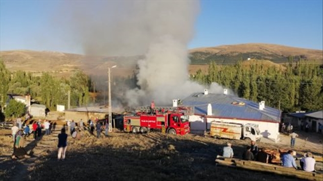 YANGIN AHIRLARI VE SAMANLIKLARI KÜL ETTİ