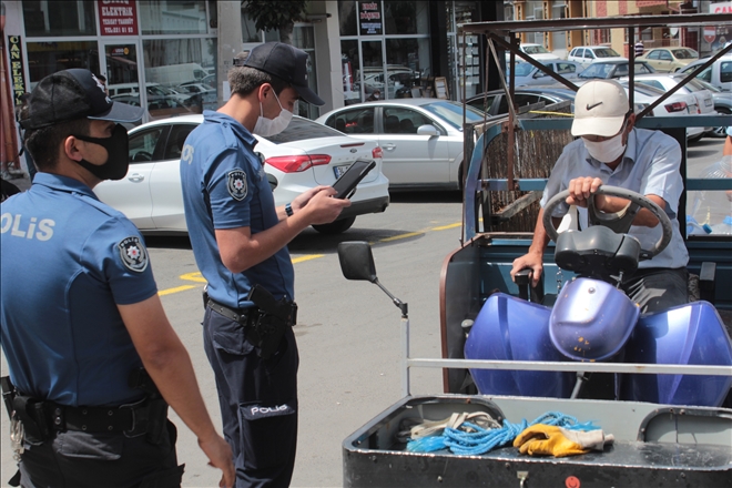 POLİSİ GÖREN MASKE TAKTI