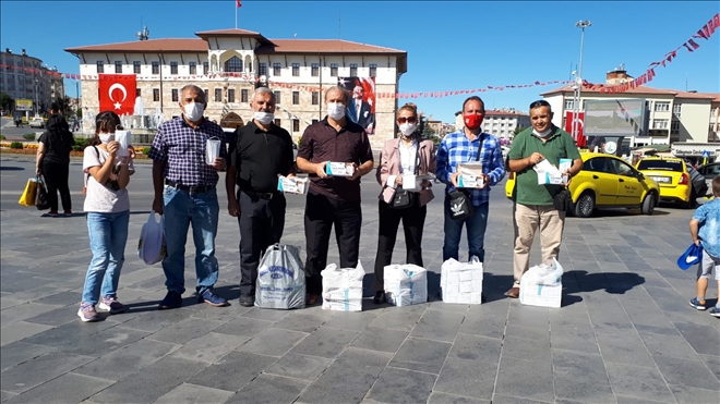 İŞ ADAMINDAN MASKE DESTEĞİ