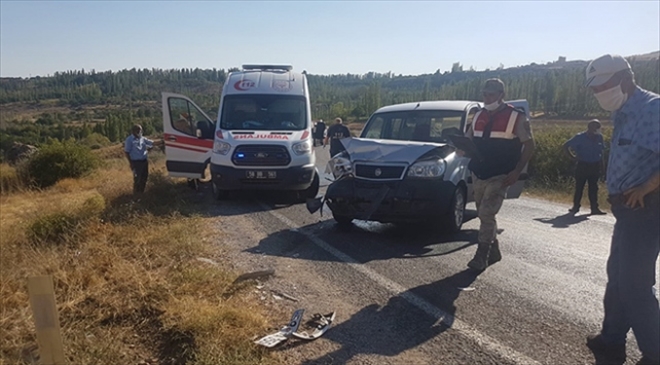 GEMEREK´TE TRAFİK KAZASI: 5 YARALI