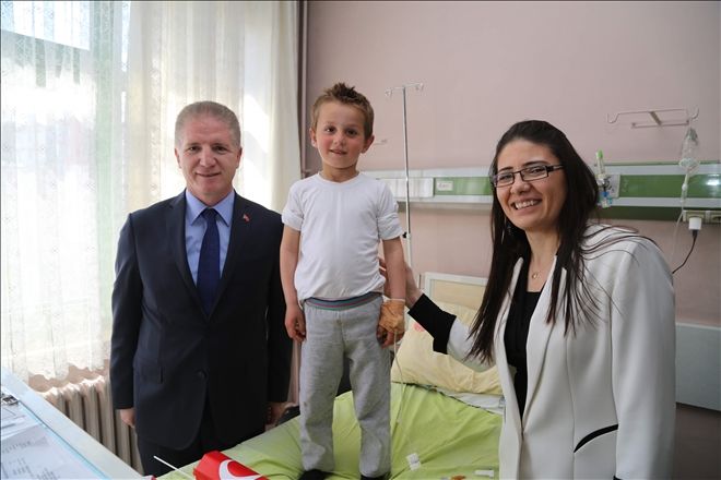 VALİ GÜL´DEN HASTA ÇOCUKLARA ZİYARET