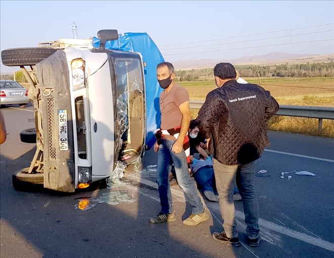 Sivas´ta işçi taşıyan kamyonet devrildi 4 kişi yaralandı