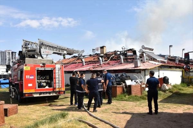 RESTORANDA ÇATI YANGINI