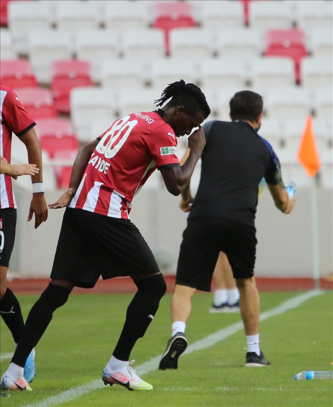 NİJERYALI GOLCÜ SİVASSPOR FORMASINI İLK KEZ GİYDİ