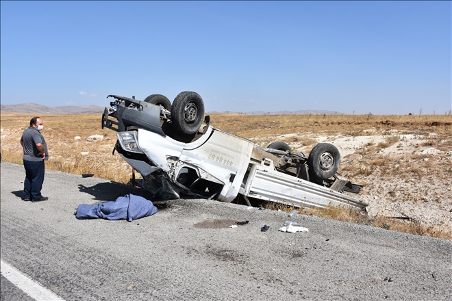 KAMYONET DEVRİLDİ: 1 ÖLÜ, 1 YARALI (VİDEO)