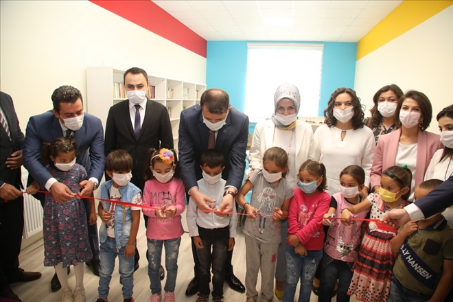 15 KÖY OKULU KÜTÜPHANEYE KAVUŞTU