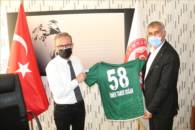 BAŞHEKİME FORMA HEDİYE ETTİ