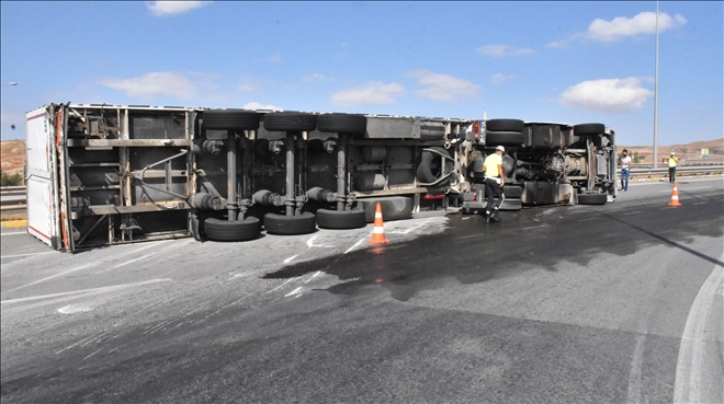 KALORİFER KAZANI YÜKLÜ TIR DEVRİLDİ, SÜRÜCÜ YARALI (VİDEO)