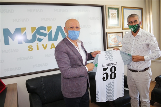 EMİNOĞLU´NA FORMA HEDİYE ETTİ