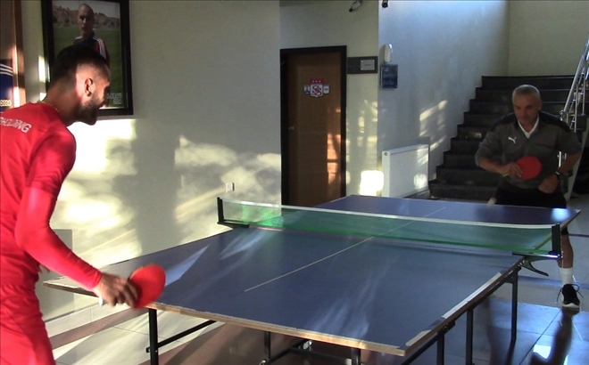 ÇALIMBAY İLE FUTBOLCUSU MASA TENİSİNDE KARŞI KARŞIYA (VİDEO)