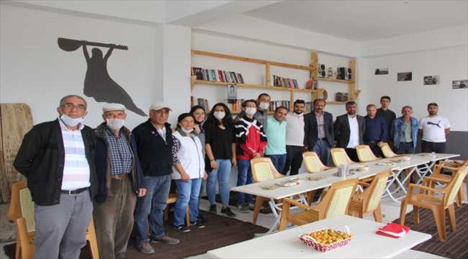 KÖYDE KÜTÜPHANE KAFE AÇILDI