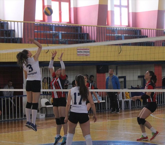 FİLEDE ÇAPRAZ HEYECANI