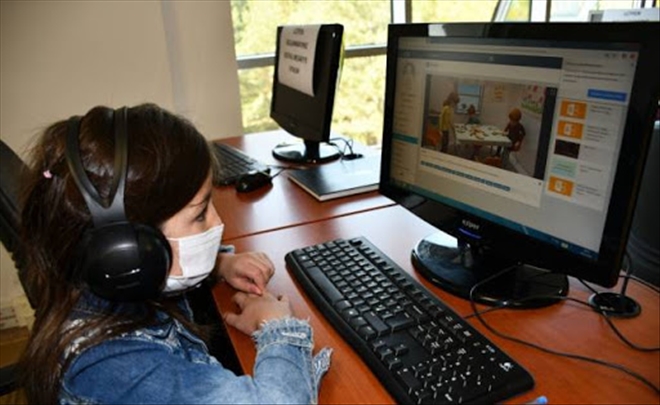 ANNELER KURSTA, ÇOCUKLAR DERSTE  (VİDEO)