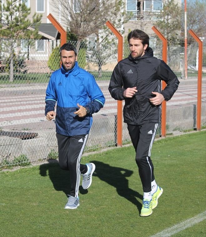 ACAR VE GEKAS KOŞU YAPIYOR