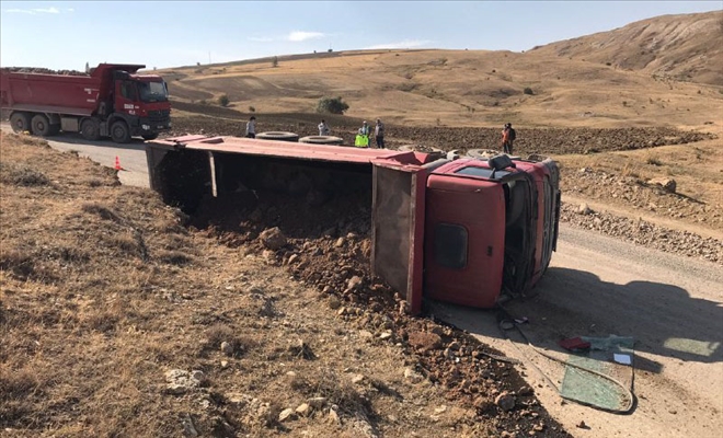 TOPRAK YÜKLÜ KAMYON DEVRİLDİ: 1 YARALI