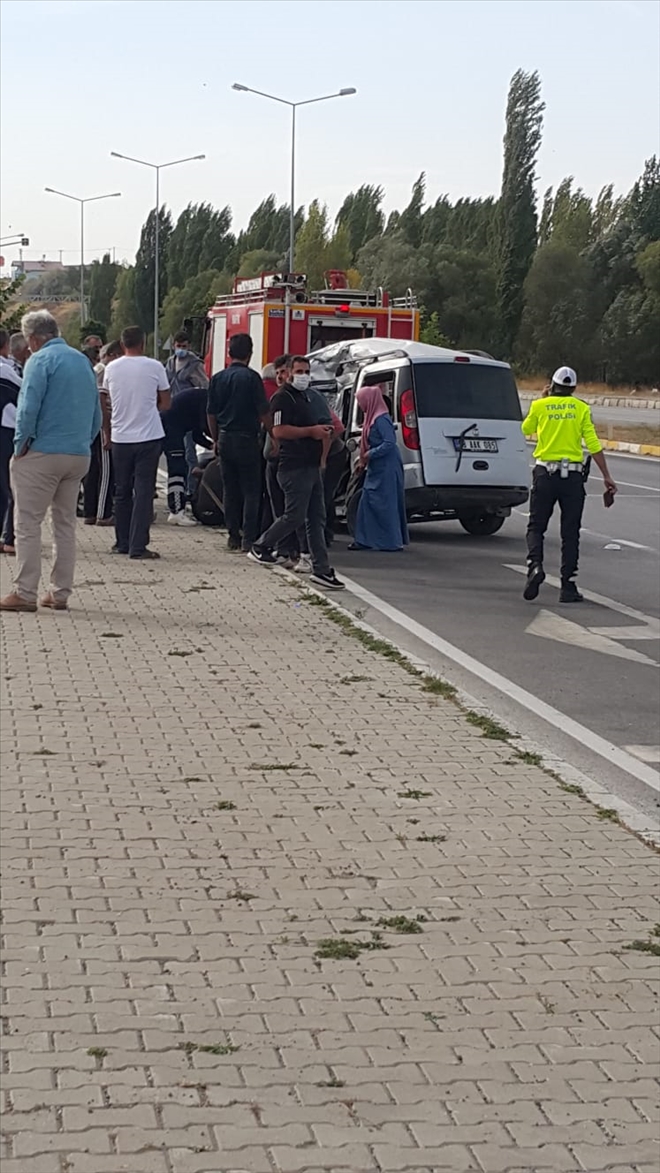 HAFİF TİCARİ ARAÇ İLE KAMYON ÇARPIŞTI: 1 ÖLÜ