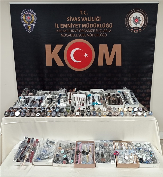 OTOMOBİLDEN KAÇAK SAAT ÇIKTI