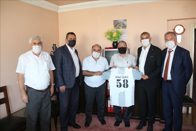 ASFK BAŞKANINA FORMA HEDİYE ETTİ