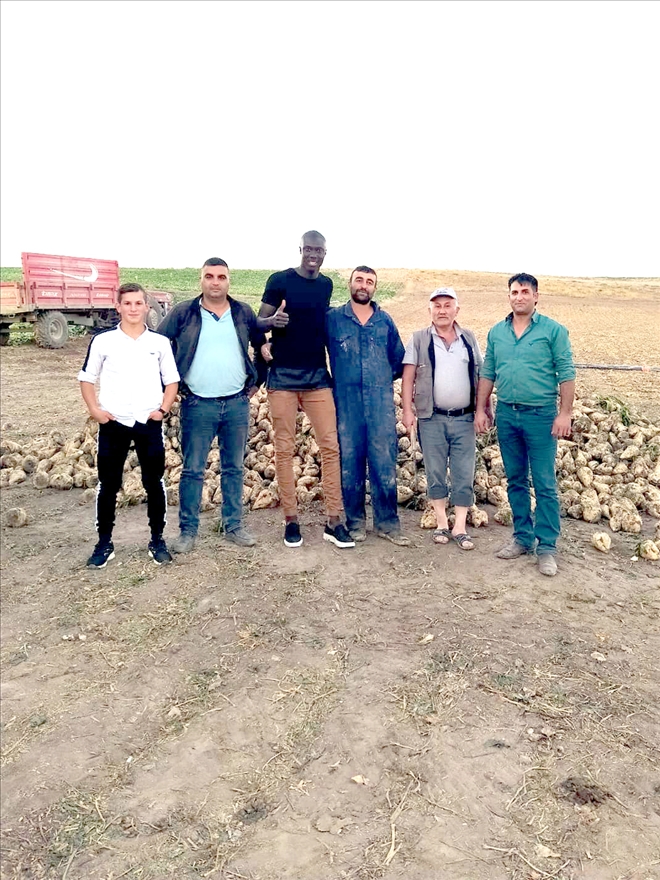 Sivassporlu Samassa köyde traktör kullandı