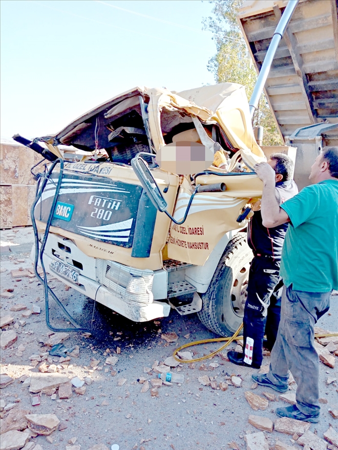 Sivas´ta damperi açık unutulan kamyon mermer tabelaya çarptı: 1 ölü