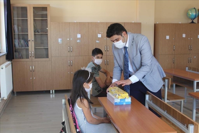 HAFİK´TE ÖĞRENCİLERE TABLET DAĞITILDI