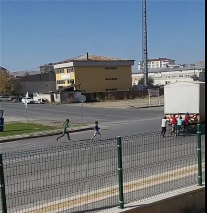 TRAFİKTE TEHLİKELİ OYUN (VİDEO)