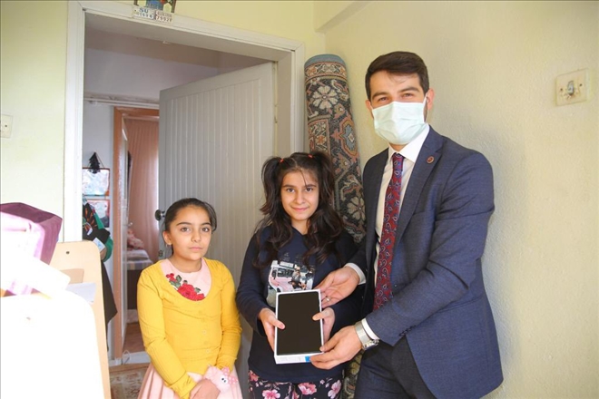 TABLETLER ÖĞRENCİLERE ULAŞTIRILIYOR