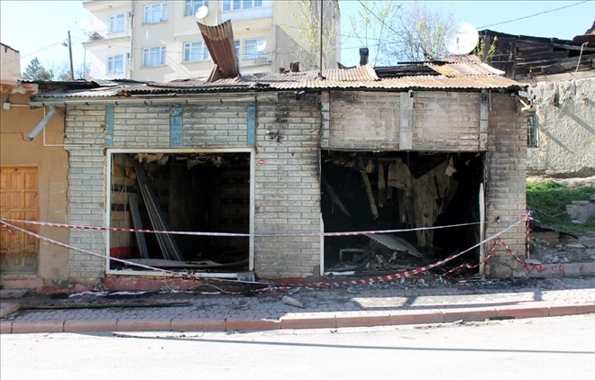 KAFAYI ÇEKİP EVİNİ YAKTI