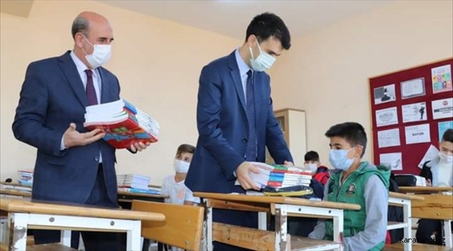 KURS ÖĞRENCİLERİNE KİTAP DAĞITILDI