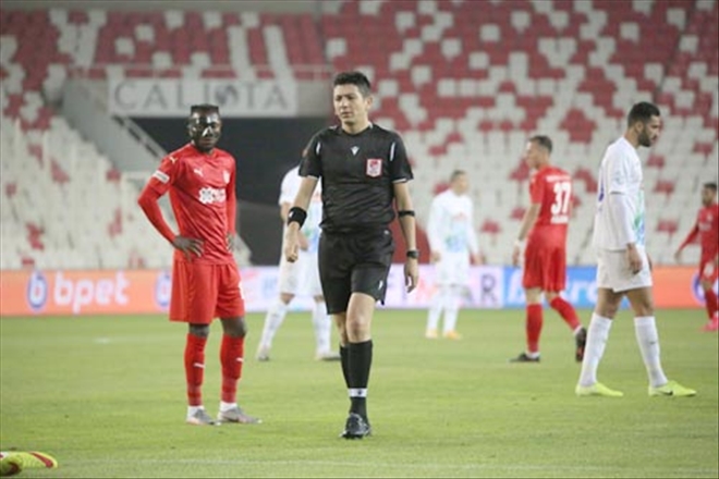 ?BÖYLE HAKEMLİK OLMAZ?