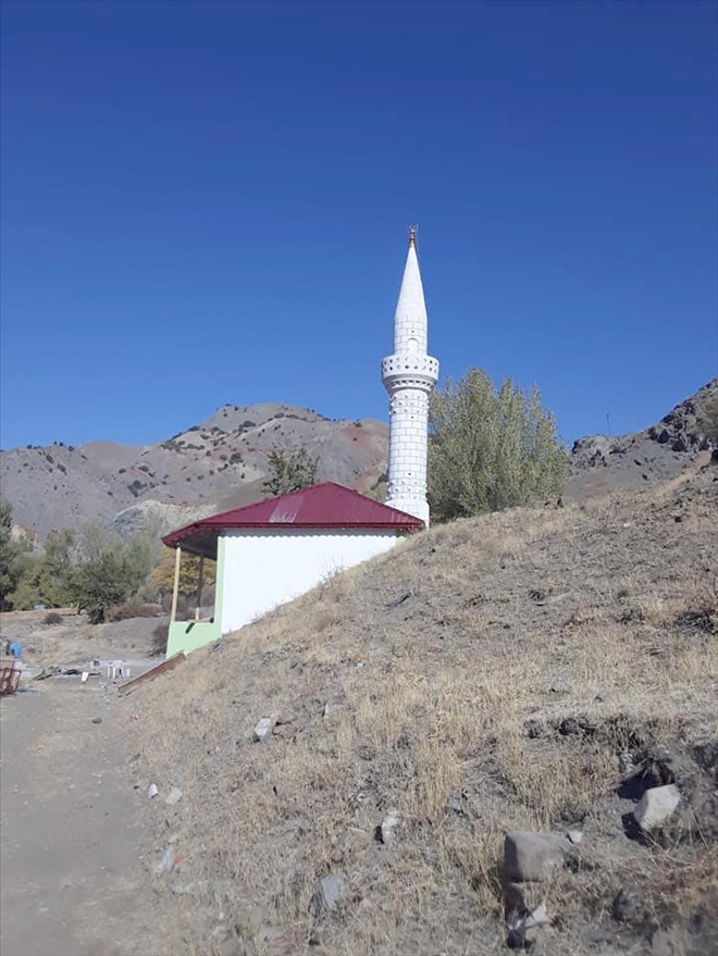 22 yıl önce yakılan cami yeniden inşa ediliyor