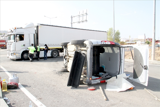 Sivas´ta hafif ticari araç ile tır çarpıştı: 3 yaralı