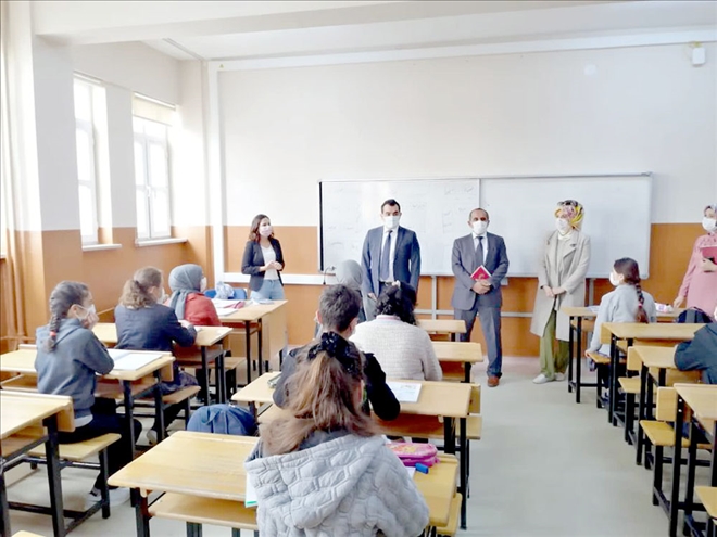 Altınyayla Kaymakamı Akköz öğrencilerle buluştu