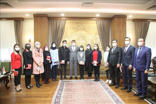 GENÇ YAZARLAR ÖDÜLLENDİRİLDİ