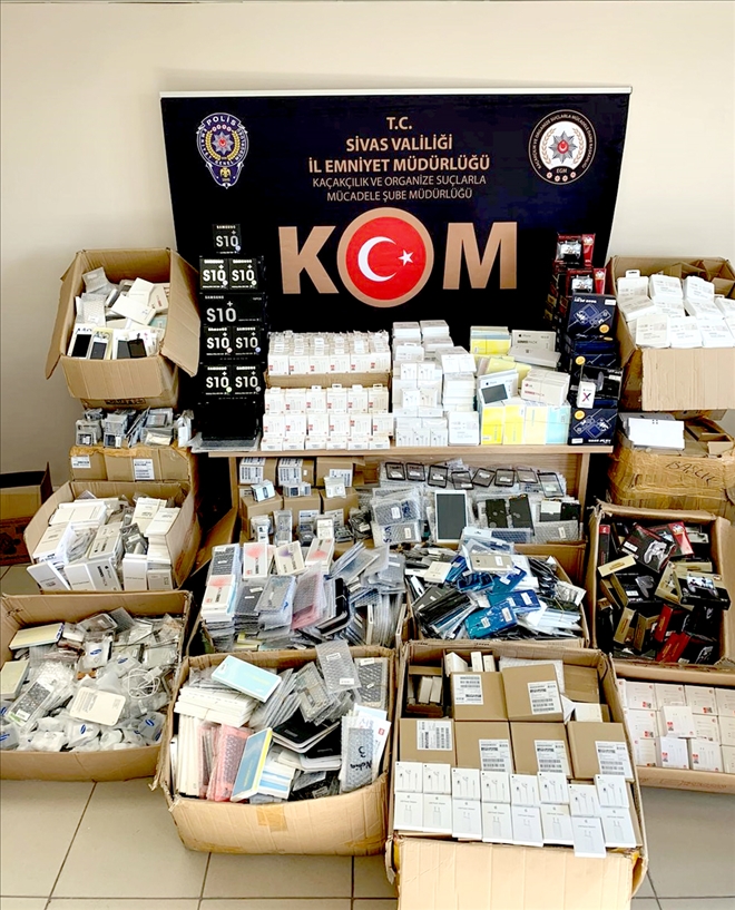 Sivas´ta gümrük kaçağı 8815 cep telefonu yedek parça ve aksesuarı ele geçirildi
