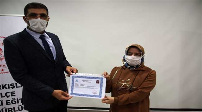 ÖĞRETMENLERE BAŞARI BELGESİ VERİLDİ